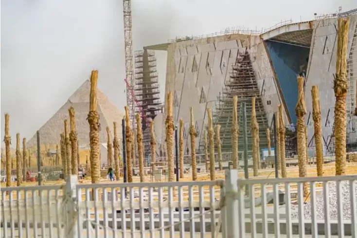 Nuovo museo egizio Cairo progetto con vista sulle piramidi