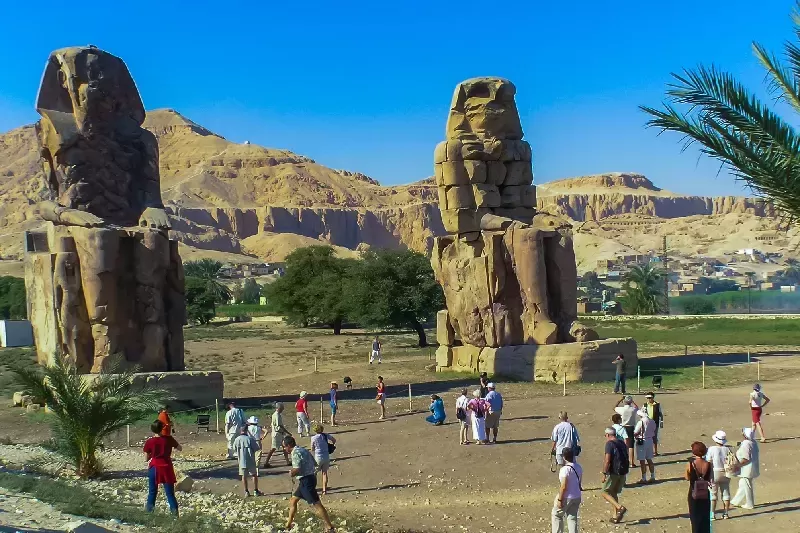 I Colossi di Memnone sotto il cielo di Luxor I Colossi di Memnone sotto il cielo di Luxor
