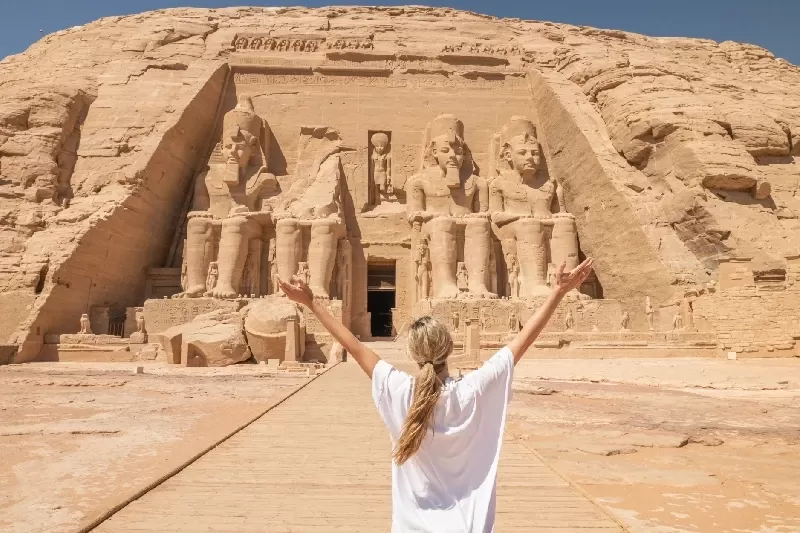 Il Tempio di Abu Simbel: emozione davanti ai rilievi reali Il Tempio di Abu Simbel: emozione davanti ai rilievi reali