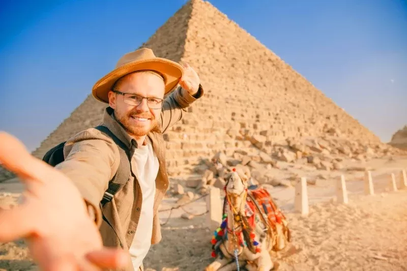 Piramide di Chefren con cielo limpido e deserto Piramide di Chefren con cielo limpido e deserto