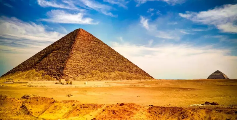 La Piramide Rossa con il cielo azzurro sopra Dahshur