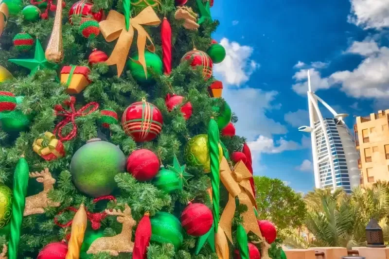 Natale a Dubai tra luci e decorazioni scintillanti