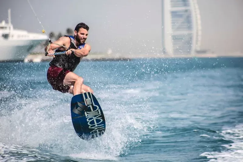 spiaggia Dubai mare e relax sotto il sole degli Emirati