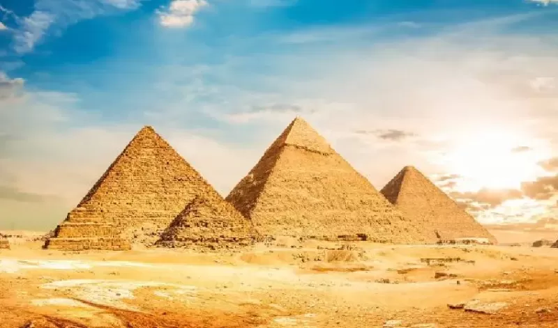 Piramidi di Giza: Guida 2026 con Storia, Segreti e Consigli