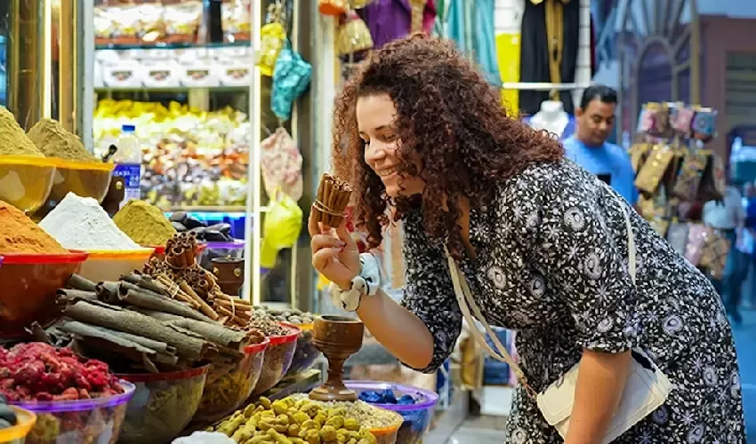 Dubai old town tour – visit traditional souks & mosques