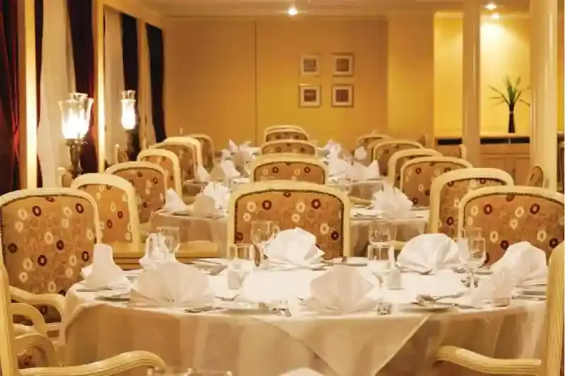 Ristorante panoramico della Movenpick MS Prince Abbas durante la Lago Nasser Crociera