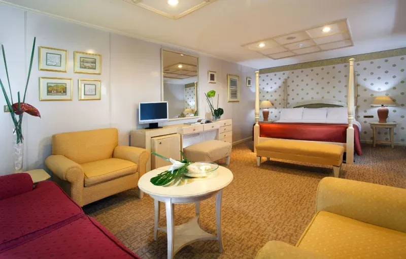 Suite junior elegante sulla Movenpick Prince Abbas in crociera sul Lago Nasser
