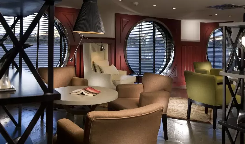 Mayfair Nile cruise – Stylish lounge with live evening shows