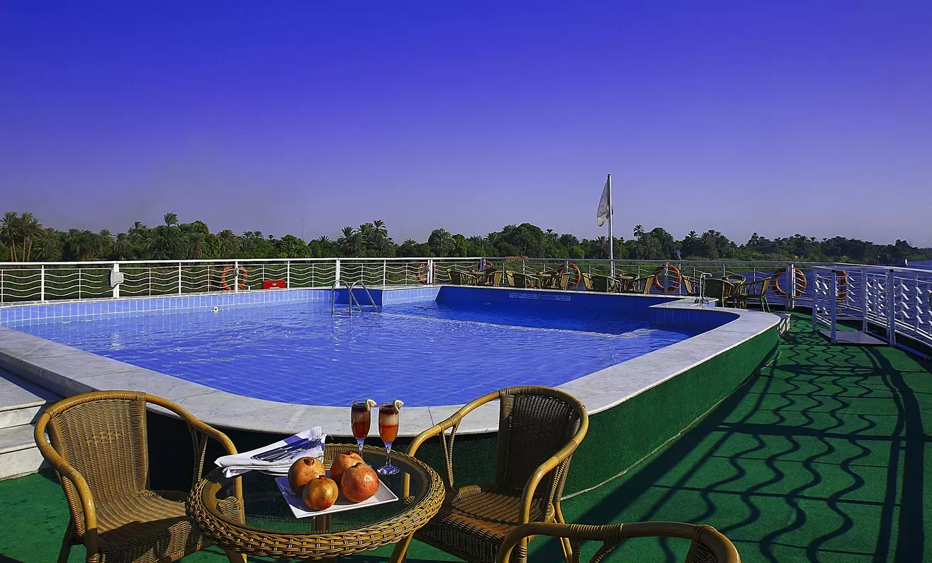 Area piscina della crociera sul Nilo Jaz Crown Jubilee, relax e comfort