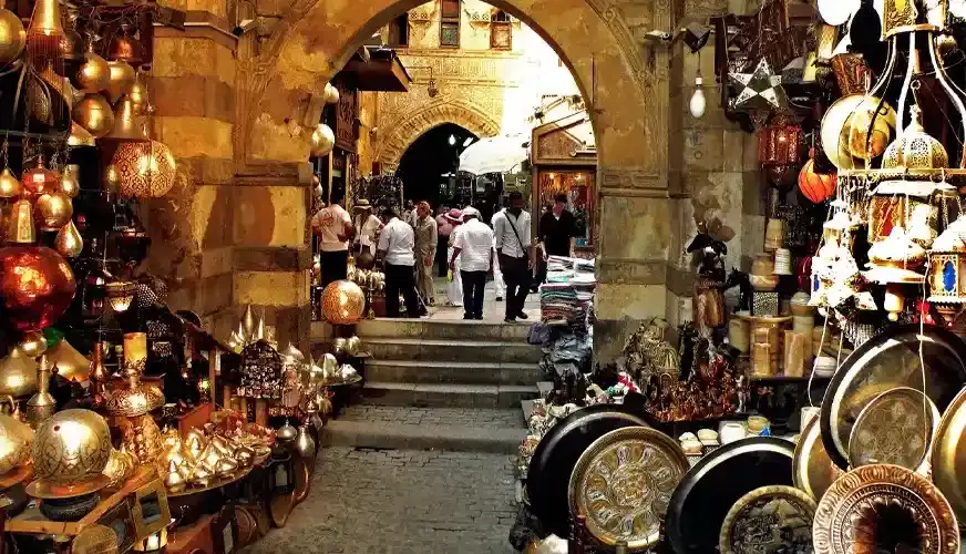 Esplora il vivace bazar di Khan el Khalili al Cairo