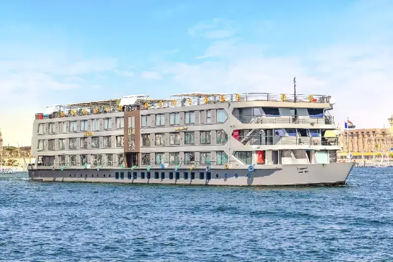 Luxury Egypt Cruise sailing between Luxor and Aswan temples