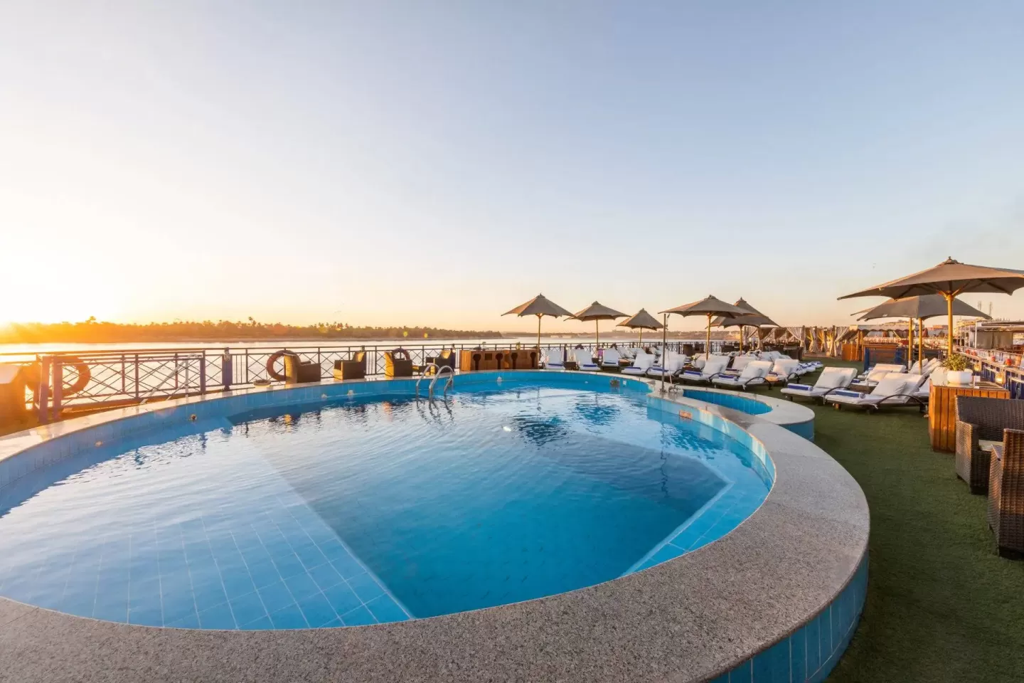 Piscina a bordo della Motonave Esmeralda – Crociera sul Nilo Miglior Tour Operator