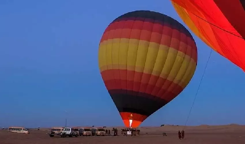 Hot air balloon tour Dubai flight capturing breathtaking sunrise