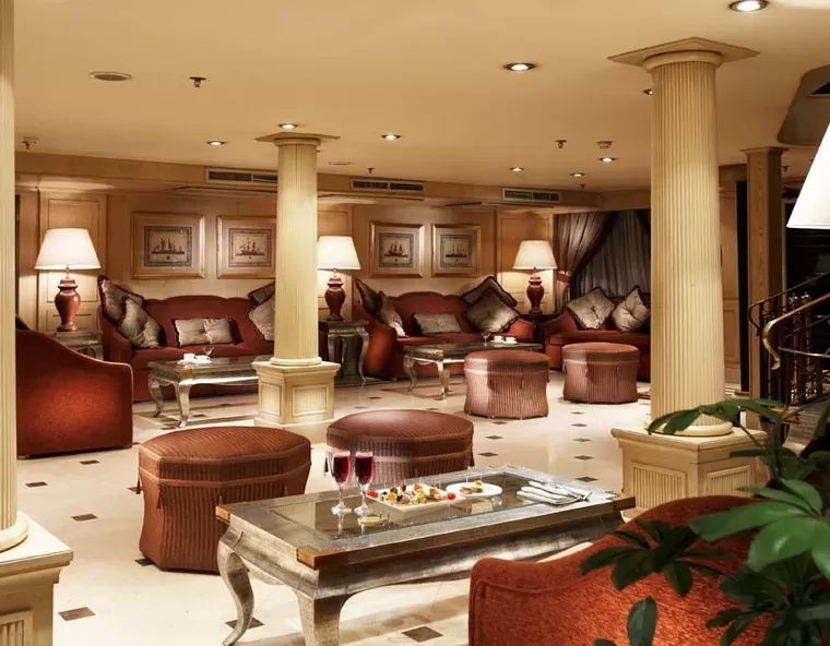 Elegante area di relax sulla motonave Jaz Crown Jubilee