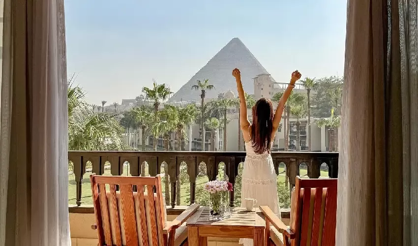 Camera con vista sulle maestose piramidi di Giza