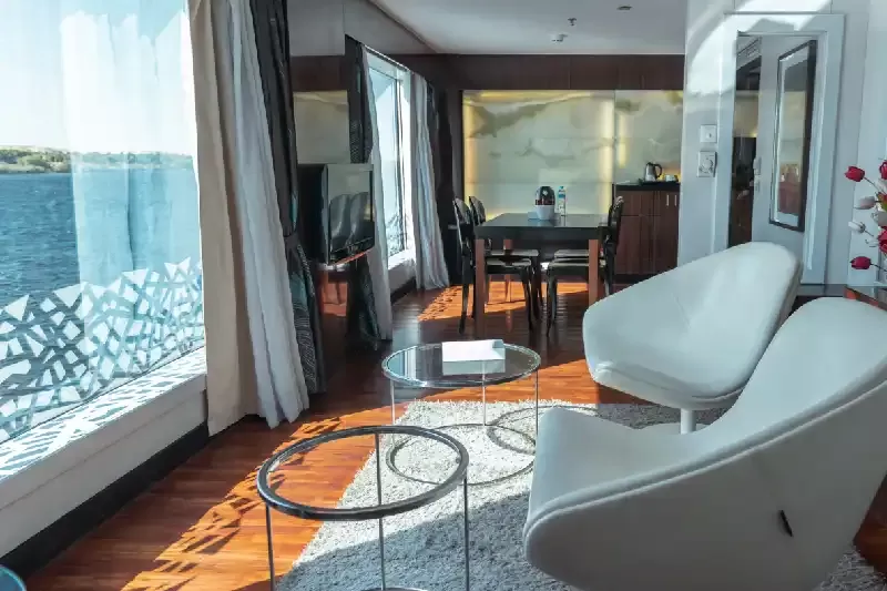 Le Fayan Nile Cruise : Stylish Suite with Nile Views