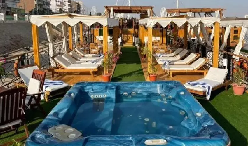 Jacuzzi a bordo Dahabeya Nilo Merit con vista sul Nilo
