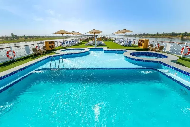 Chateau Lafayette Nile Cruise :Piscina di Lusso a Bordo