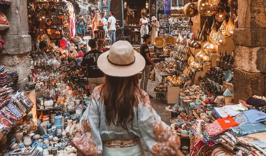 Esplora il mercato di Khan El Khalili al Cairo: colori, suoni e tradizione