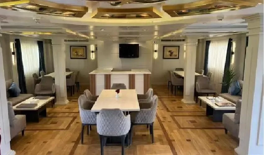 Ristorante elegante Dahabeya Nilo Merit con vista sul Nilo
