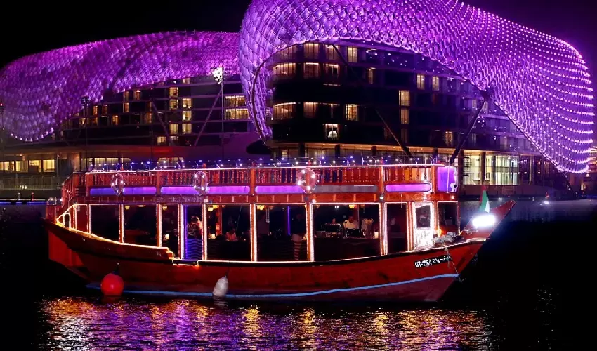Crociera in Dhow Abu Dhabi tra luci e cultura emiratina