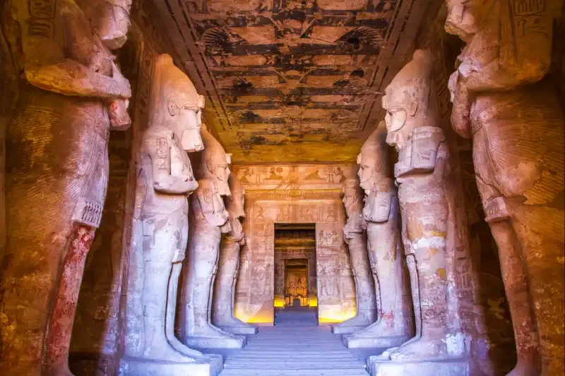 Colossi di Ramses II durante l’Escursione Abu Simbel da Assuan in auto