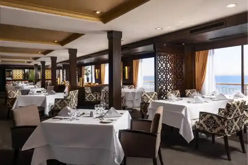 Cena elegante a bordo Steigenberger Omar El Khayam