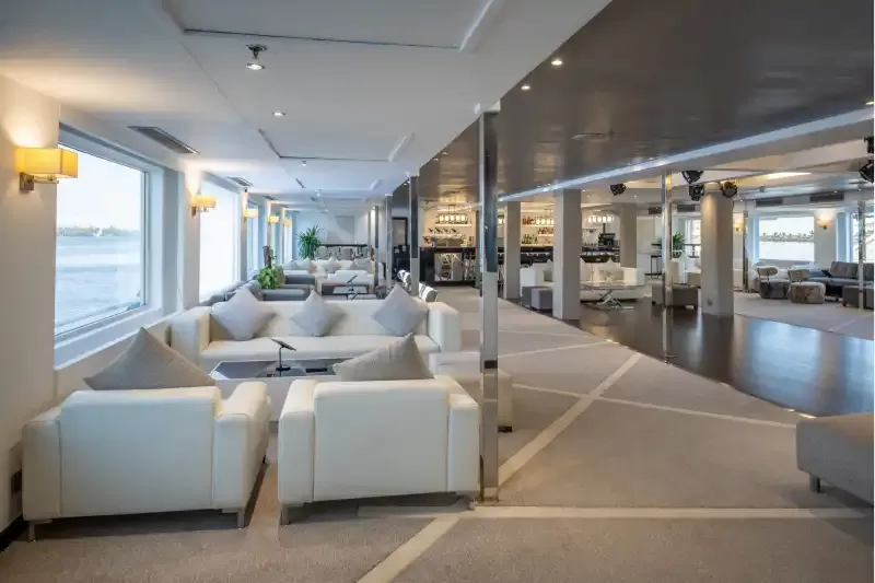 Ambiente lounge elegante sulla nave Farah, Crociera sul Nilo 5 stelle lusso