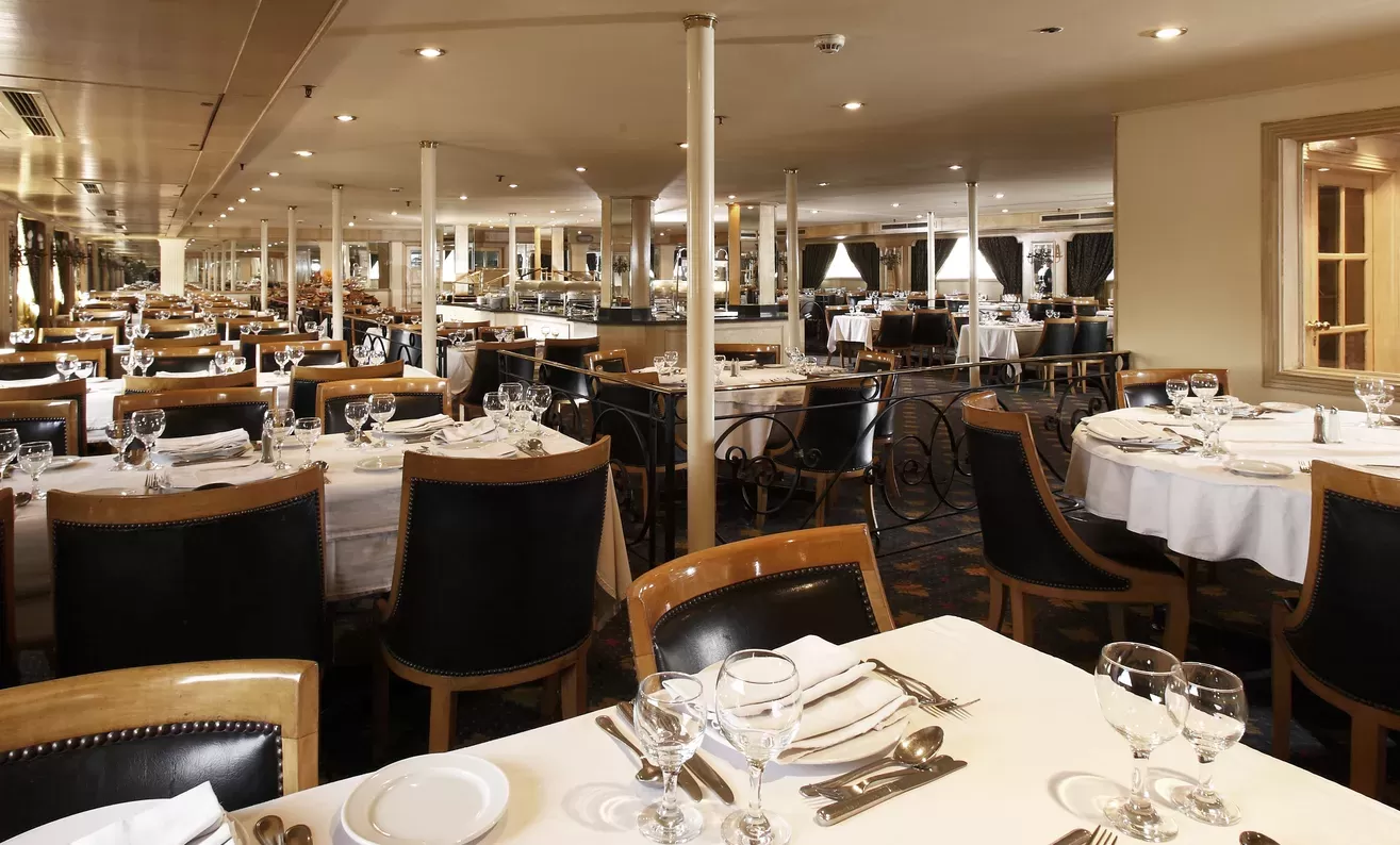 Raffinato ristorante a bordo della Jaz Crown Jewel, crociera sul Nilo in Egitto. Ambiente elegante, cucina gourmet con piatti locali e internazionali, e vista panoramica sul Nilo.