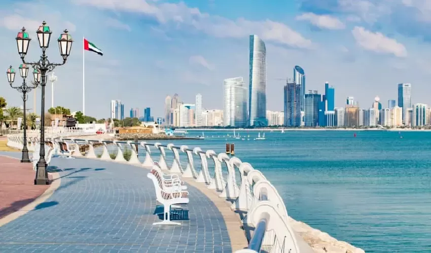 Tour Abu Dhabi da Dubai lungo la Corniche panoramica
