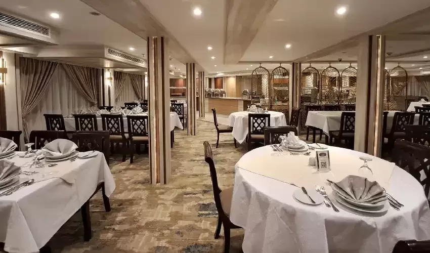 Chateau Lafayette Nile Cruise : Ristorante con Vista Nilo