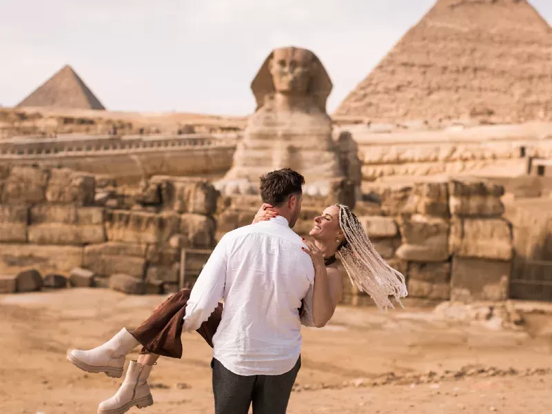 Coppia alle piramidi di Giza un esperienza senza tempo