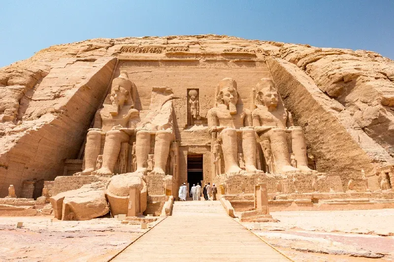 Il maestoso Abu Simbel raggiunto in aereo partendo da Assuan