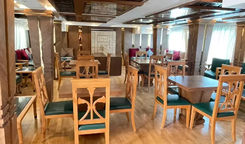 Ristorante raffinato Dahabeya Merit II sul Nilo
