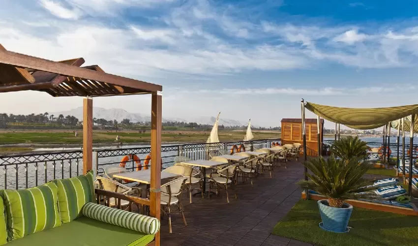 Mayfair Nile cruise : Sun deck pool and breathtaking sunsets