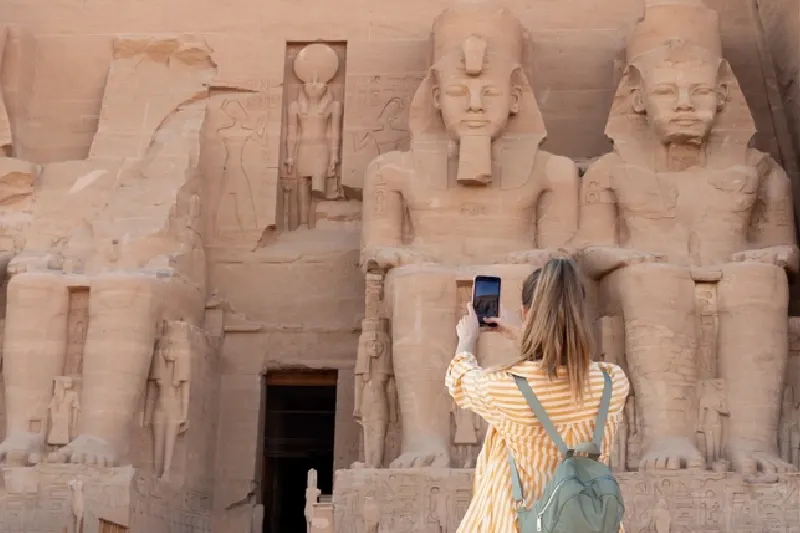 Tempio di Abu Simbel con statue di Ramses II in Egitto