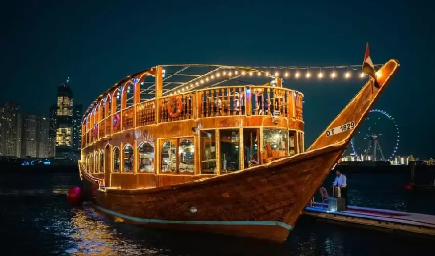 Cena romantica su una crociera Dhow a Dubai