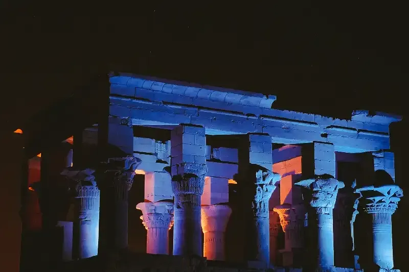 Tempio di Philae di sera con giochi di luce