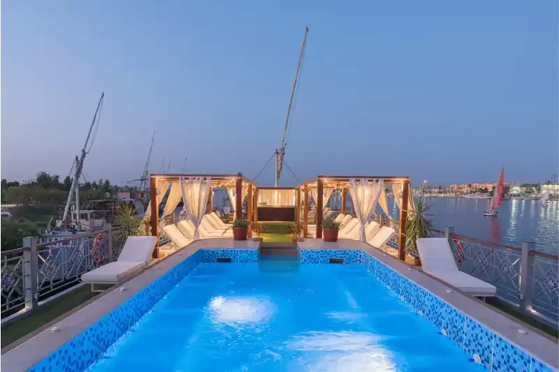 Relax nella piscina panoramica della Dahabeya Merit Star
