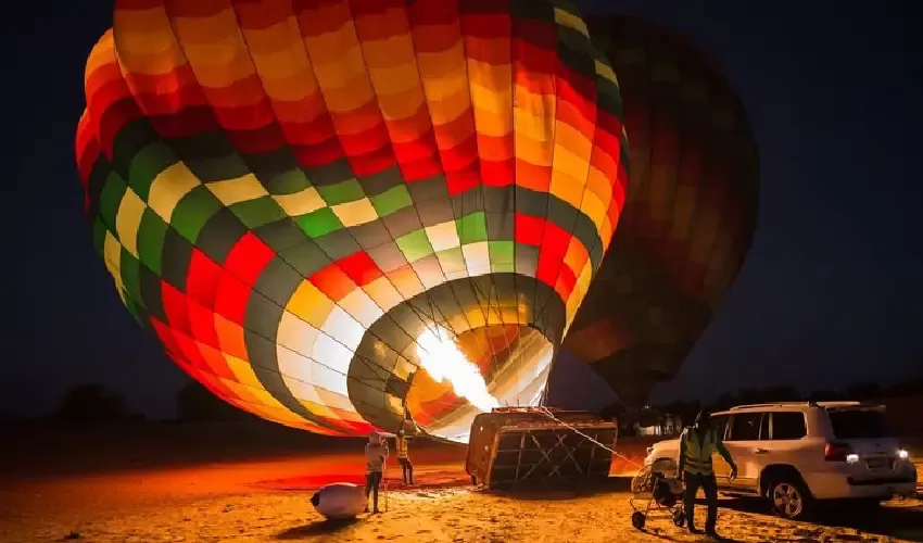 Hot air balloon Dubai tour floating over endless sandscapes
