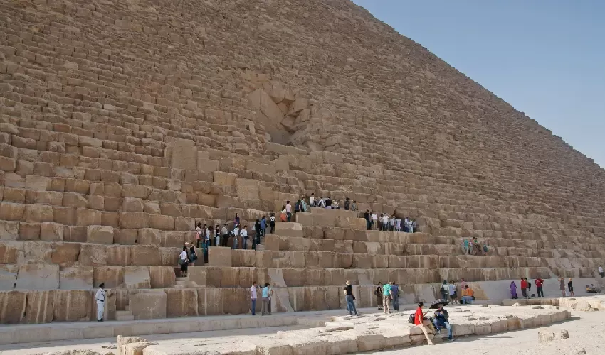 Giza Pyramids : Explore the Timeless Desert Marvels