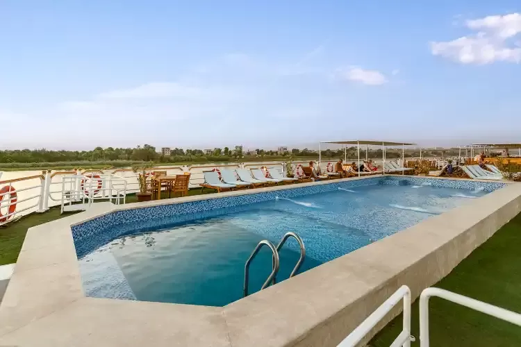 Piscina panoramica a bordo della crociera Radamis II sul Nilo