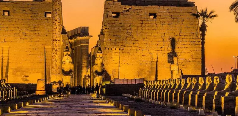 Il Tempio di Luxor di notte - magia e mistero sotto le stelle