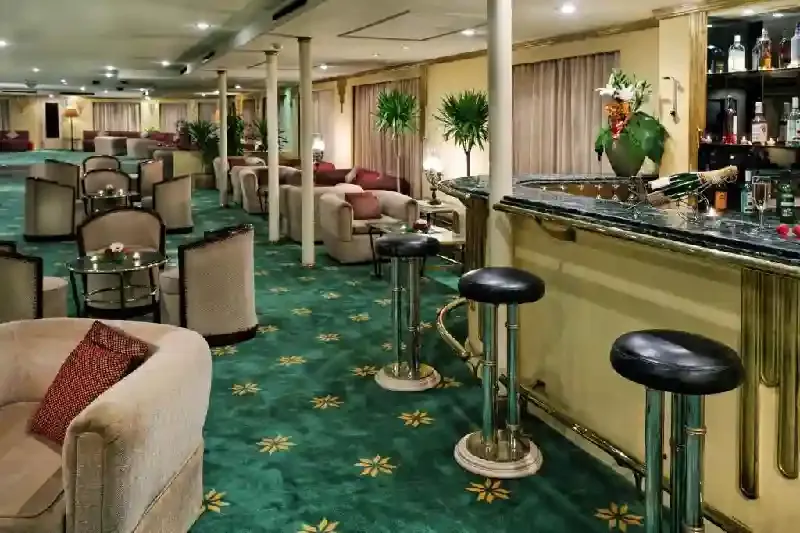 Lounge elegante a bordo della Movenpick Prince Abbas in crociera sul Lago Nasser
