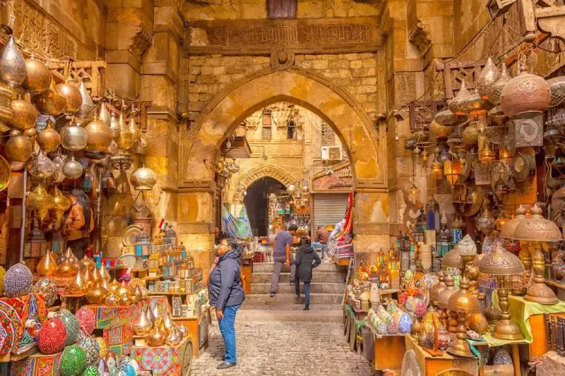 Vivi atmosfera vibrante del mercato di Khan El Khalili