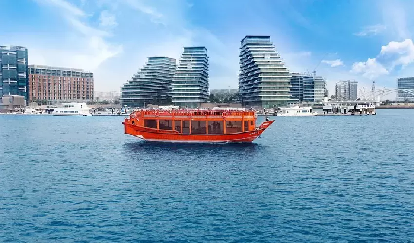 Crociera in Dhow Abu Dhabi tra skyline e mare calmo