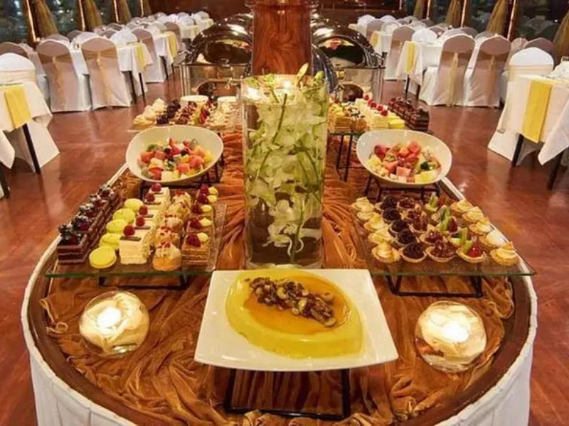 Dubai marina dinner cruise – buffet and skyline views