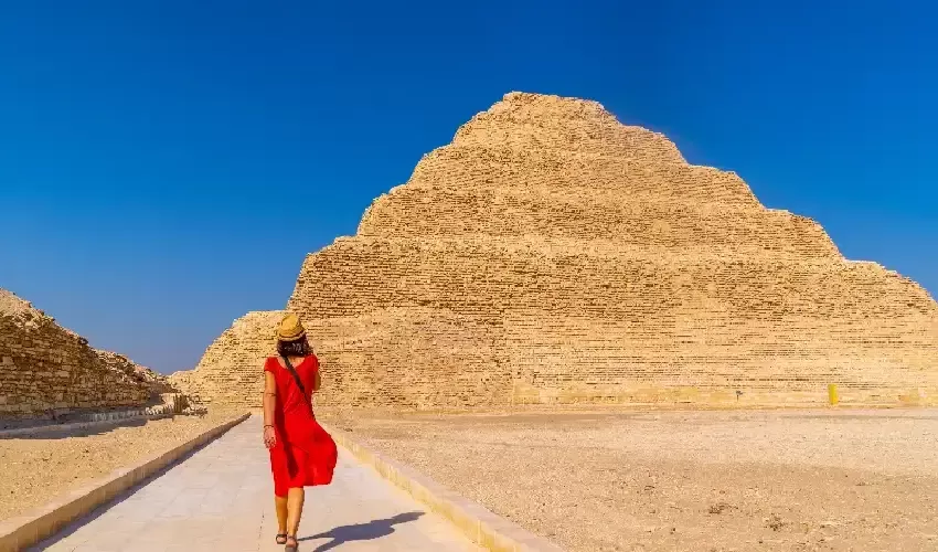 Esplora le maestose piramidi di Saqqara un viaggio nel tempo